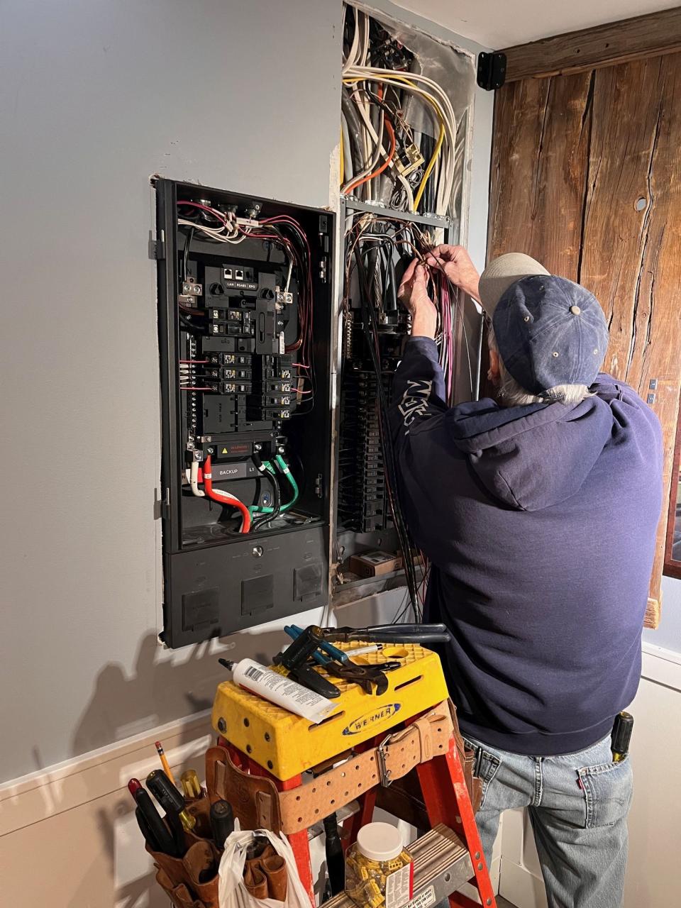 Photo of an electrician installing the EcoFlow Smart Home Panel 2.