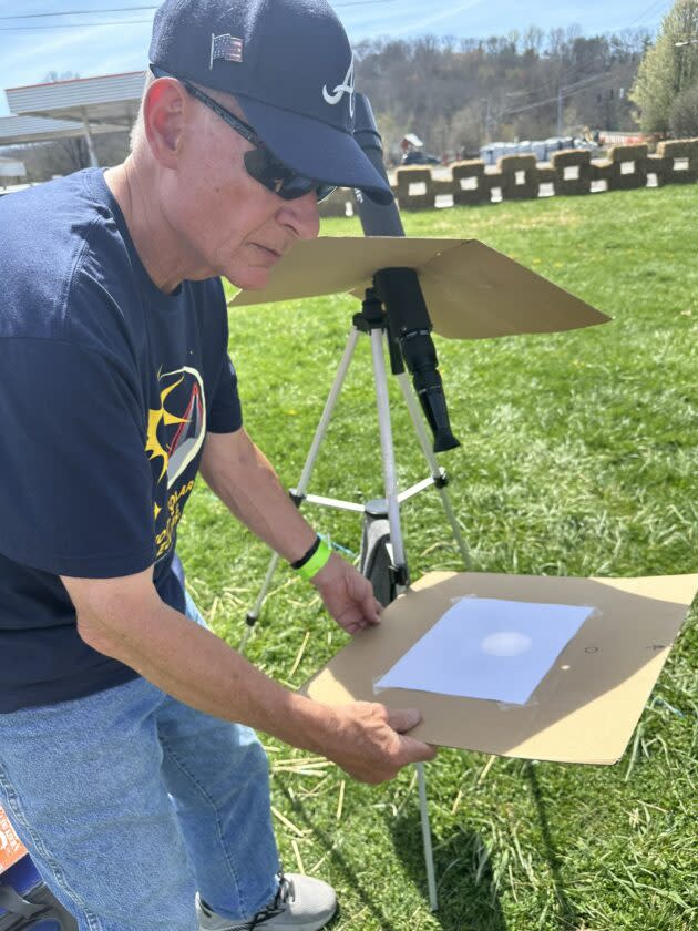 Jim Henderson projects an image of the sun onto a cardboard screen at Hoosier Fest in Nashville, Ind. (GeekWire Photo / Alan Boyle)