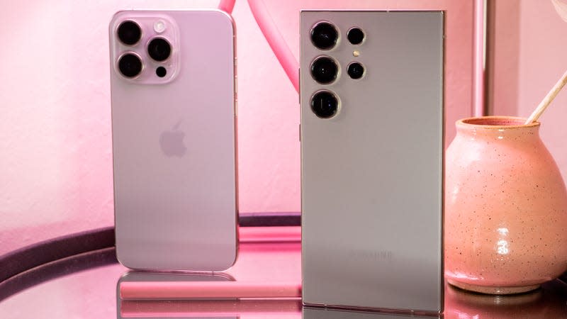The iPhone 15 Pro Max is on the left, in titanium, and the Galaxy S24 Ultra is on the right, also in titanium. - Photo: Florence Ion / Gizmodo