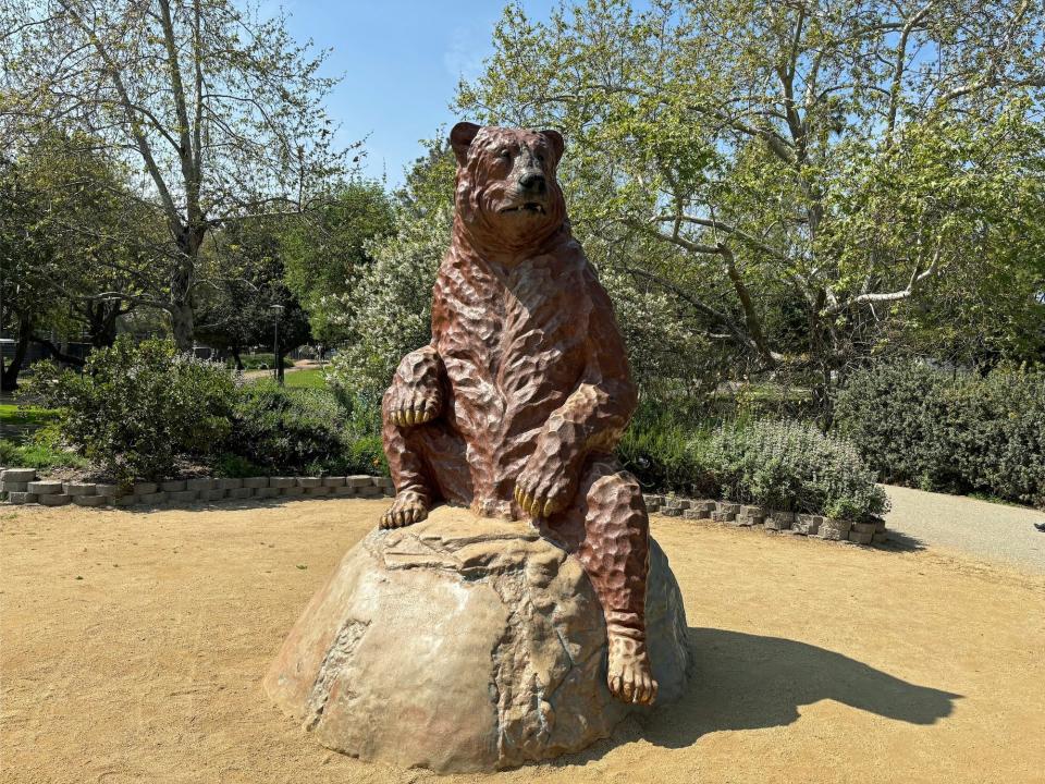 A statue of a short-faced bear that the La Brea tar pits